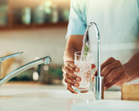 Eau du robinet et eau en bouteille : laquelle choisir pour votre santé ? Le médecin Jimmy Mohamed a tranché !