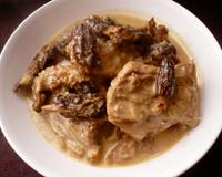 Simple dans sa réalisation, ce plat, de part les deux ingrédients principaux (le veau et les morilles) en fait un mets idéal pour les agapes festives.