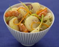 Saveurs originales pour une salade de pommes de terre et crevettes.