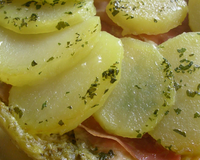 Tarte tatin de pommes de terre au pesto, parmesan et jambon de Parme