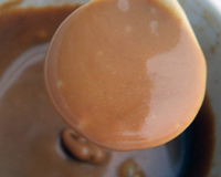 Pour garnir mes Crêpes gourmandes, j'ai voulu faire une sauce au caramel et j'ai ainsi pu tester quelques astuces trouvées ça et là. Astuces qui ont délicieusement marchées.