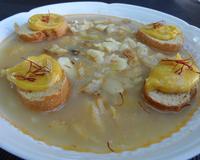 Je prépare cette soupe de la même façon que ma maman. A base de poissons et accompagnée de pain grillé frotté d'ail et sa sauce à la rouille, c'est un immense plaisir…