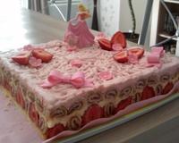 Un fraisier tout moelleux et tout rose qui fait son effet sur nos petites amatrices de princesses...