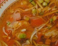 Voici une délicieuse recette de soupe qui constitue un plat complet : des légumes et du travers de porc.