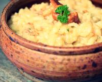 Un risotto très savoureux, puisque cuisiné avec de belles girolles fraîches. La chair à saucisse reste discrète, et est cependant bien utile pour relever le goût du plat.…