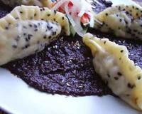 Raviolis chinois (won-ton) à la dinde cuits à la vapeur et servis avec une sauce chocolat légèrement pimentée