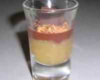 On aime cette jolie verrine composée de ganache au chocolat au lait et gelée de banane.