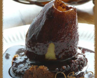 Poire fondante sur sablé de spéculoos et sa sauce au chocolat roquefort