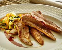 Une recette Labeyrie d'aiguillettes de canard nappées d'une sauce orange, miel et épices...