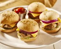 De très mignons petits burgers classiques à partager sur un plateau télé.