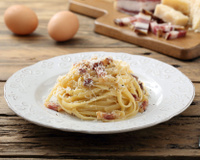 “Ricetta spéciale étudiant” : Simone Zanoni partage sa méthode pour faire de délicieuses pâtes carbonara au micro-ondes