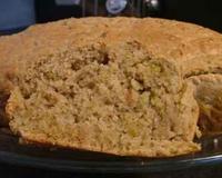 Ce cake se proméne entre les sousbois et les champs d'oliviers, à mi chemin du bio. Un cake sans façon à faire facilement.