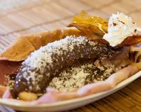 Faire une pâte à crêpe, colorer (couleur de votre choix), flambée une banane et la couvrir de chocolat. Saupoudrer de noix de coco râpée.