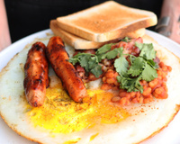 Oeuf d'autruche façon english breakfast