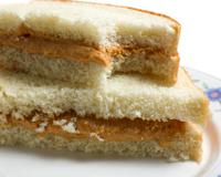 Un sandwich 100% USA à base de beurre de cacahuètes et de Fluff, que tous les enfants ont dans leur lunchbox pour l'école et que les plus grands…
