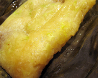 Un dessert au lait de coco, au riz et à la banane, cuit à la vapeur dans une feuille de bananier qui diffuse ainsi tout son parfum. Délicieux !