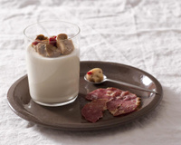 Panna cotta salée au parmesan, Champignons de Paris - aubergines grillées et poivrons et chips de coppa