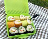 Des petits makis facile à faire et à glisser dans une lunch-box pour un pique-nique en plein air !