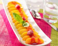 Pêches au coulis de framboises