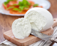 "Une bonne mozzarella ne devrait contenir que…” : voici les conseils d'une diététicienne pour bien choisir ce fromage en supermarché !