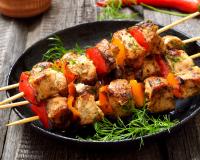 Tous en cuisine : Cyril Lignac partage sa recette de brochettes de poulet épicé et sa salade de concombre !