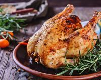 Que faire de la carcasse de son poulet rôti ? Découvrez la recette de ce chef pour ne rien gâcher !