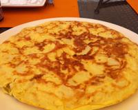 La fameuse tortilla espagnole. Facile à préparer, c'est un plat convivial qui peut être préparé la veille et c'est également un plat idéal pour vos pique-niques.