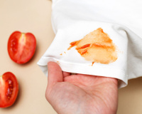 Comment retirer facilement une tache de sauce tomate sur une nappe ou un vêtement ?