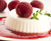 Panna cotta au chocolat blanc et son coulis de framboises au basilic