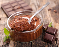 « La meilleure que j’ai faite » : la recette de mousse au chocolat sans beurre et sans sucre qui séduit tout le monde