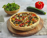 Tarte aux courgettes et poivrons roulés à la mozzarella