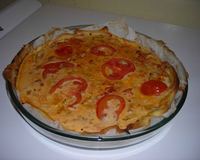Une tarte au thon avec des ingédients basiques.Une pâte, du thon, des tomates, des oeufs avec du lait, de la créme frâiche, un oignon, du sel et poivre et du gruyére…