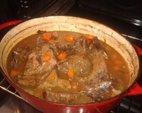 Cuissot de cerf braisé laqué aux herbes du jardin