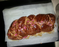 Brioche tressée aux pralines roses