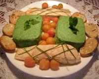 Présenter le plat servi à la française, accompagné de petites tomates cerises et de pain grillé.