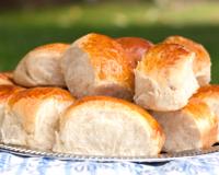 Cette spécialité anglaise, les scones, se prépare à l'heure du thé. Testez cette recette simple et suivez la recette en vidéo : Scones