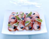 Une salade de fraises et basilic.