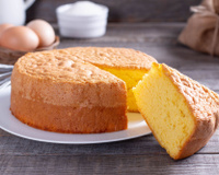 “C’est le gâteau préféré de ma Mercotte” : Cyril Lignac propose sa recette pour réaliser un délicieux gâteau de Savoie !