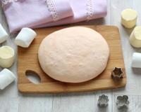 Bien pratique cette recette de pâte à modeler express pour les jours de pluie.