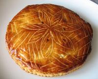 Galette à la frangipane classique avec une touche d'exotisme.