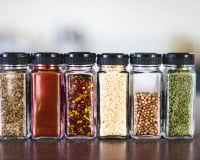 Selon cette virologue, ce geste que l'on fait tous au-dessus de la poêle ruine nos pots d'épices