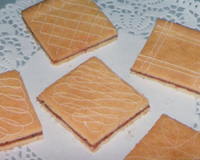 Une délicieuse gaufrette friable à souhait - fourrée à la confiture de framboise