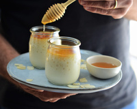 Petit pot de crème au lait d'amandes et au miel