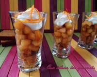 Des verrines à base de pain d'épices et de pommes caramélisées à la vergeoise brune, le tout surmonté d'une noisette de crème fraîche et de zeste d'orange.
