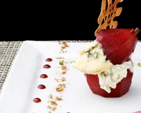 Mousse de fourme d'ambert sur lit de poire pochée au vin d'auvergne