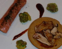 Une salade de riz aux amandes roulées dans des tranches de saumon fumé et parsemées d'une chapelure nori/pois au wasabi, servies avec un blinis de maïs et des cèpes frais…