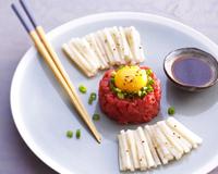 Recette traditionnelle mongole et coréenne, à base de viande de bœuf, généralement hachée gros, coupée en petits cubes au couteau, souvent servie finement hachée à la…