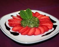 Carpaccio de fraises et son pesto sucré de menthe