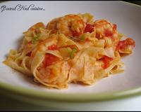 Ces tagliatelles maison aux zestes de citron vert sont un pur délice accompagnées d'une sauce tomatée aux crevettes.