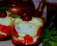 Un tiramisu aux fraises version aigre-douce avec sa pointe de vinaigre balsamique sur un lit de meringues. Un délice !